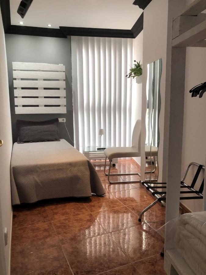 Apartamentos Los Angeles Alcaniz Bagian luar foto