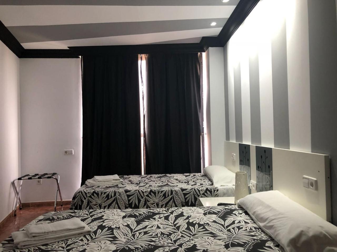 Apartamentos Los Angeles Alcaniz Bagian luar foto