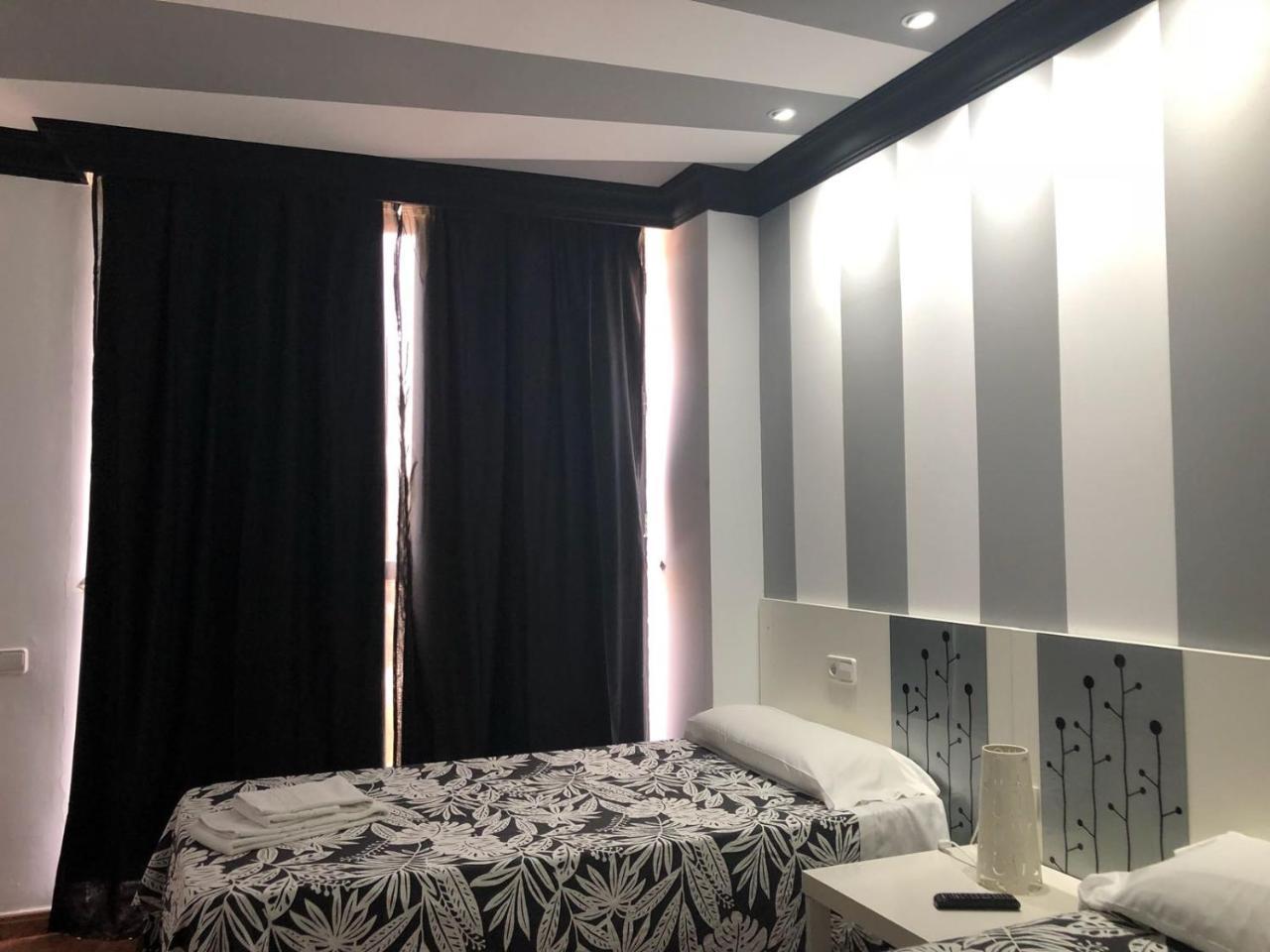 Apartamentos Los Angeles Alcaniz Bagian luar foto